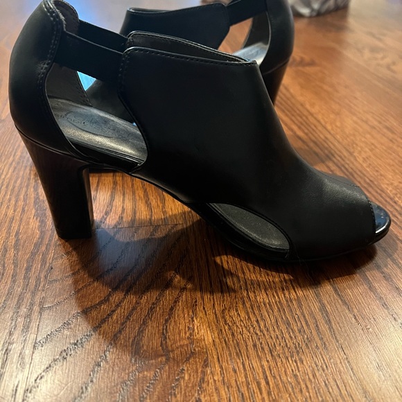 Heeled leather booties - Picture 3 of 5